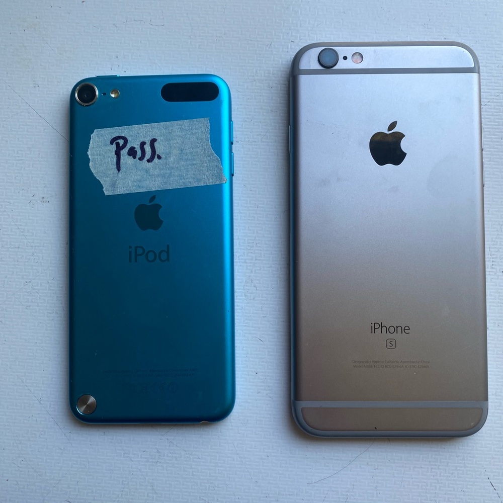Apple iPhone 6s Silver and blue IPod